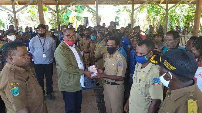  Warga Distrik Kokoda Sorong Selatan  Terima BLT Dana Desa