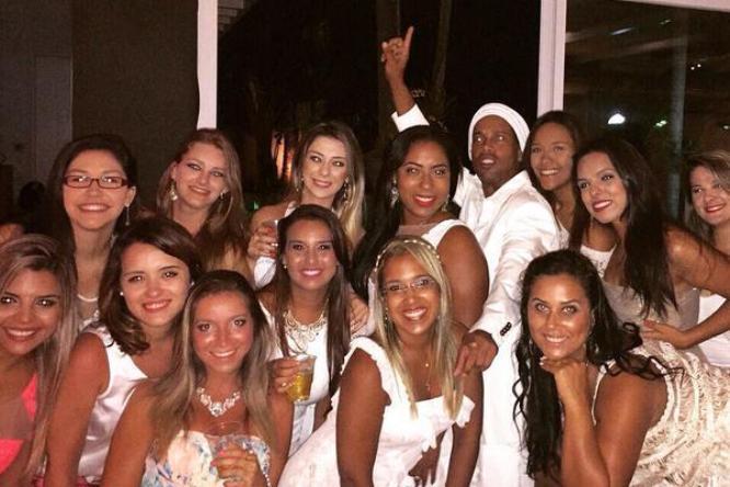  Baru Keluar dari Penjara, Ronaldinho Gelar Pesta Mewah dengan Para Model