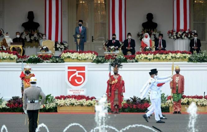  Presiden Jokowi Pimpin Upacara Penurunan Bendera Merah Putih