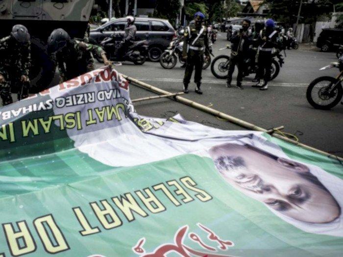  Satpol PP DKI Turunkan  Ribuan Reklame Tak Berizin, Termasuk Baliho Rizieq Shihab