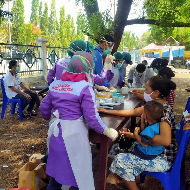  Ribuan Pengungsi Ile Lewotolok Jalani Rapid Test