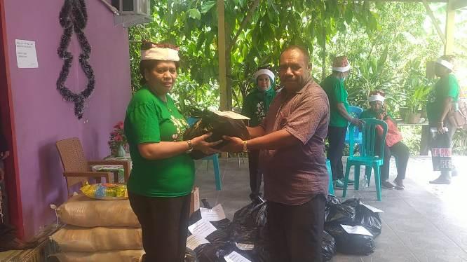  Jelang Natal dan Hari Ibu 2020 TP PKK Sorsel Serahkan Bingkisan Pelayanan Kasih