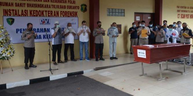  Tim DVI Serahkan Delapan Jenazah Korban Jatuhnya Sriwijaya Air ke Keluarga