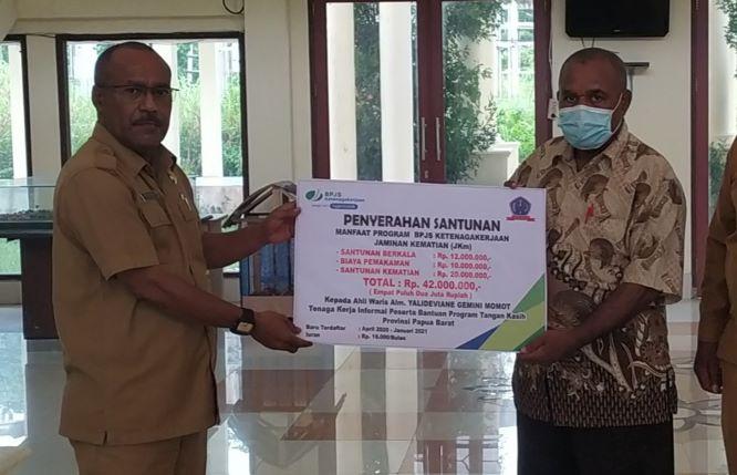  Pemprov Papua Barat Serahkan Santunan (JKm) Tenaga Kerja Informal di Sorsel