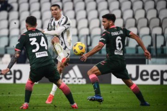  Dua Gol Ronaldo Bantu Juventus Kalahkan Crotone 3-0