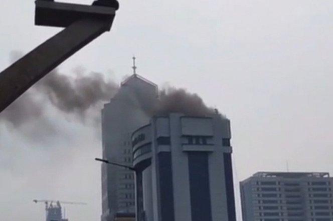  Rooftop Gedung Mustika Ratu Terbakar, Delapan Mobil Damkar Dikerahkan