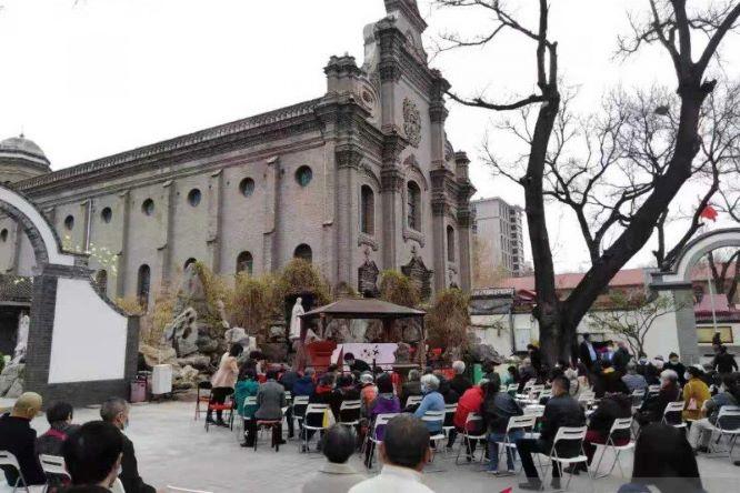  Ratusan Umat Katholik Beijing Ikuti Misa Jumat Agung di Halaman Katedral