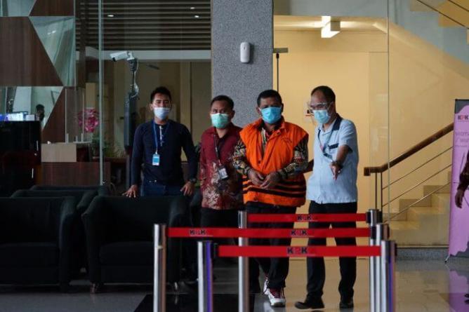  Ditetapkan Sebagai Tersangka, KPK Tahan Bupati Bandung Barat dan Anaknya