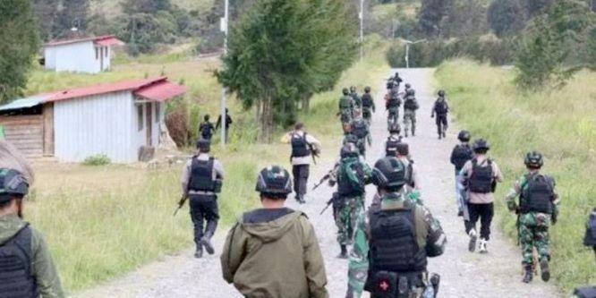  Aparat Gabungan TNI/Polri Buru Pelaku Pembakar Helikopter di Ilaga