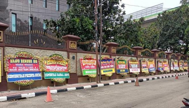  Bukti Dukungan dan Simpati, Mabes Polri Kebanjiran Karangan Bunga Setelah Tangkap Munarman