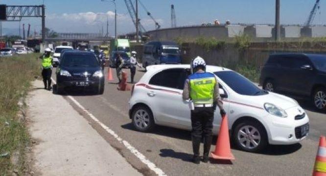  Larang Mudik Dimulai, Polda Metro Lakukan Penyekatan Jalan Tol