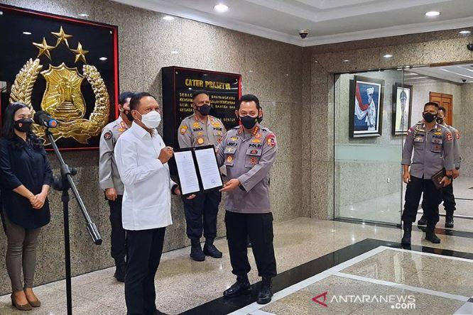  Kapolri Serahkan Izin Liga 1 dan Liga 2 ke Menpora