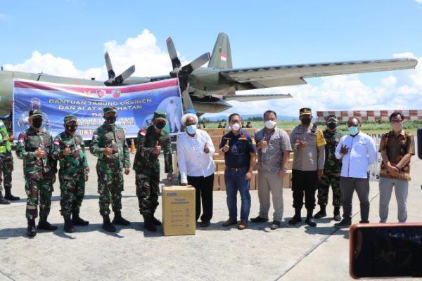  Panglima TNI Serahkan Bantuan Tabung Oksigen dan Alkes kepada Masyarakat Papua