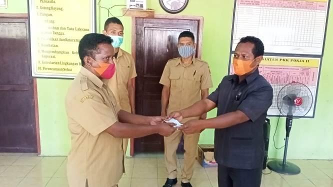  Wens Wege, Anggota DPRD Dapil Sikka 3, Bayar Lunas Pajak Warga Desa Aibura 