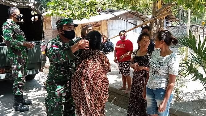  TNI Kodim 1603 Sikka Serahkan Sembako, Masker bagi Warga Kecamatan Bola dan Doreng