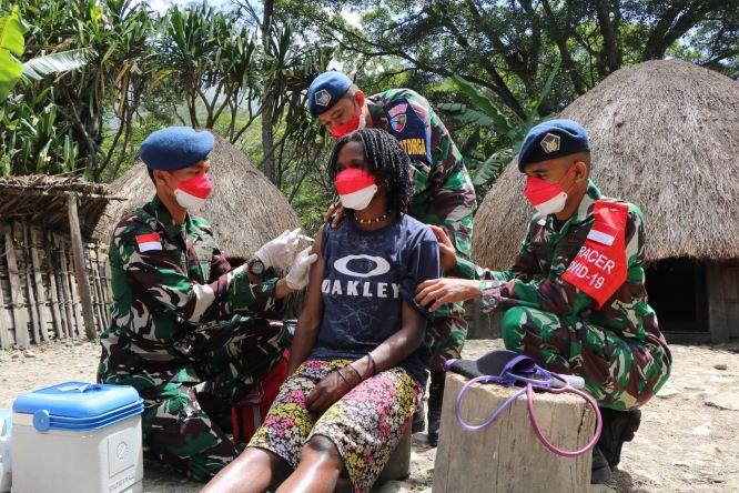 Kisah Tim Medis Lanud Silas Papare Vaksinasi ‘Door to Door‘ hingga Pegunungan Tengah