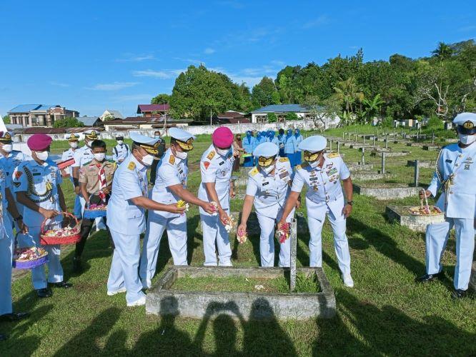  Jelang HUT Ke-76 TNI AL, Komandan Pasmar 3 Ikuti Ziarah dan Tabur Bunga di TMP Tri Jaya Sakti
