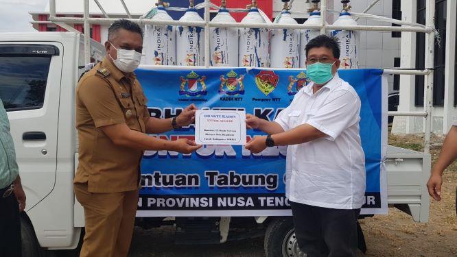  Kadin Sikka Sumbang 15 Tabung Oksigen untuk Pemda Sikka