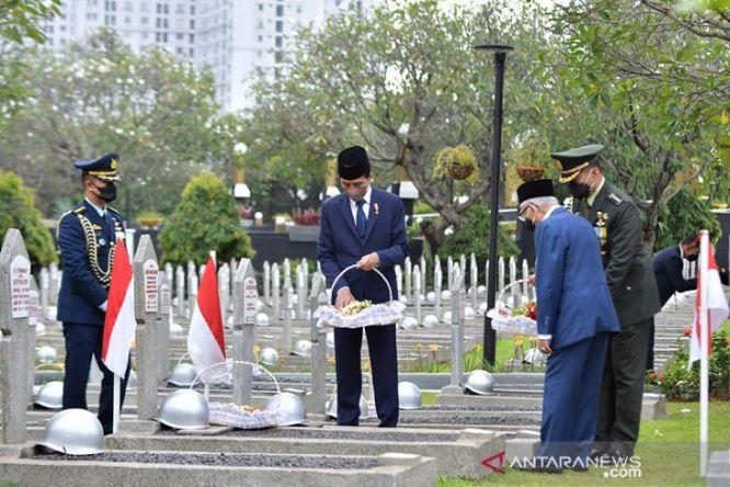  Presiden Jokowi Tabur Bunga di Makam Habibie hingga Pahlawan Tak Dikenal
