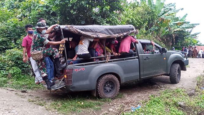  Antusias Divaksin, Warga Dusun Glak Rela Berdesakan di Dalam Mobil Menuju Lokasi