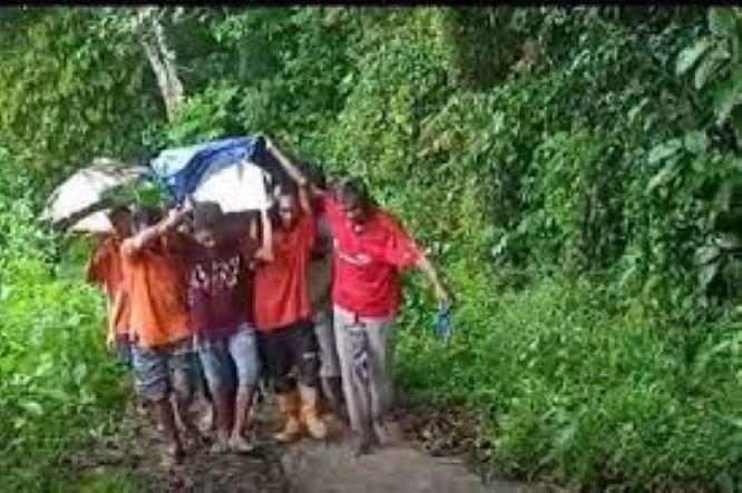 Jalan Rusak, Warga Sikka Gotong Jenazah Korban Lakalantas Sejauh Tujuh Kilo Meter