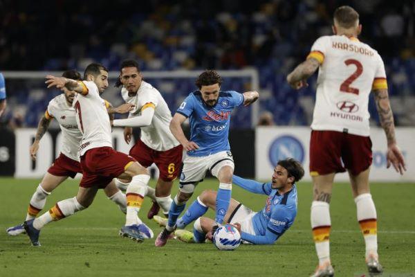  Sama-sama Tangguh, Duel Napoli dan AS Roma Berakhir Imbang