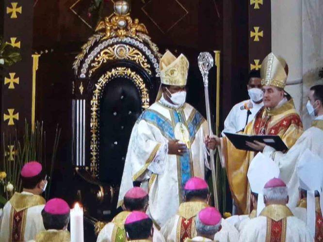  Mgr Seno Ngutra Resmi Jabat Uskup Amboina