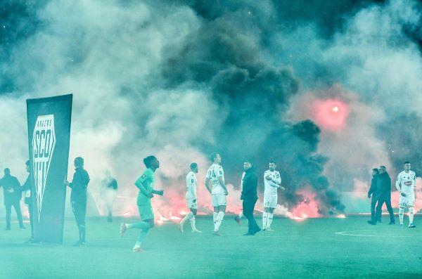  St Etienne Diganjar Hukuman Tampil tanpa Penonton