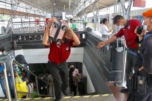  Mudik Diberlakukan Lagi, Berkah bagi para Porter Stasiun 