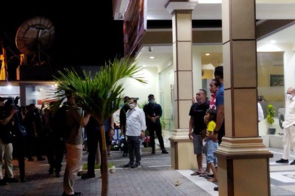  Meski Ngantuk dan Kedinginan, Warga Ende Menanti Presiden di depan Hotel hingga Malam