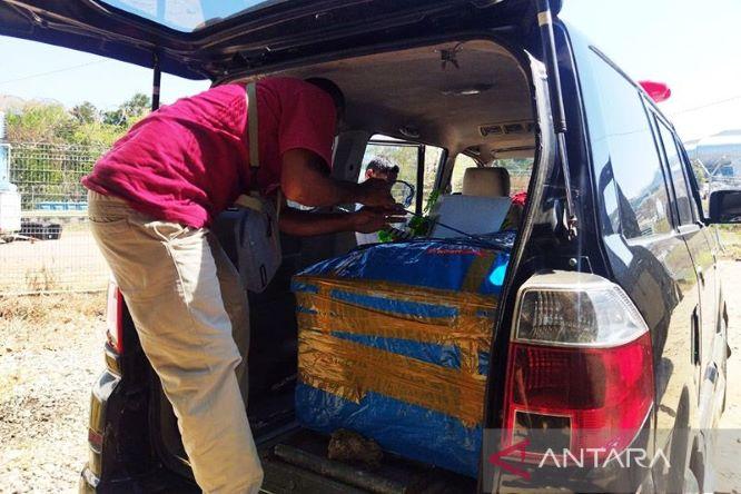  Tiga Jenazah Korban Penembakan KKB Asal NTT Tiba di Labuan Bajo