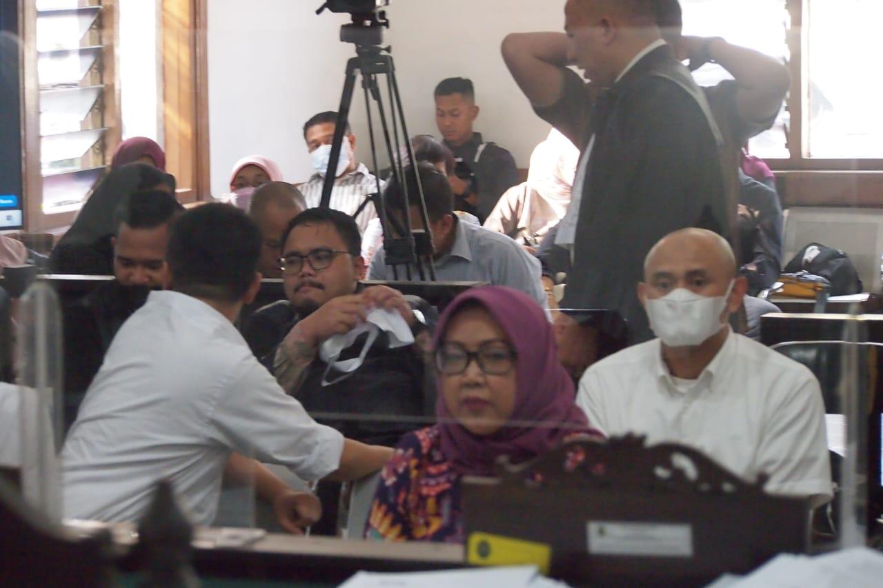  Merasa Difitnah Terlibat Suap, Ade Yasin Terisak-isak di Persidangan 