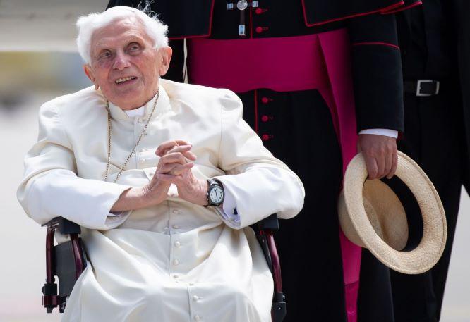  Paus Emeritus Benediktus XVI Tutup Usia