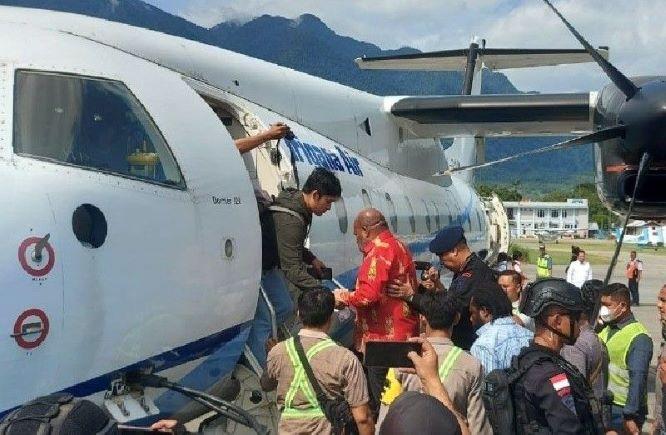  Gubernur Papua Diterbangkan ke Jakarta melalui Manado