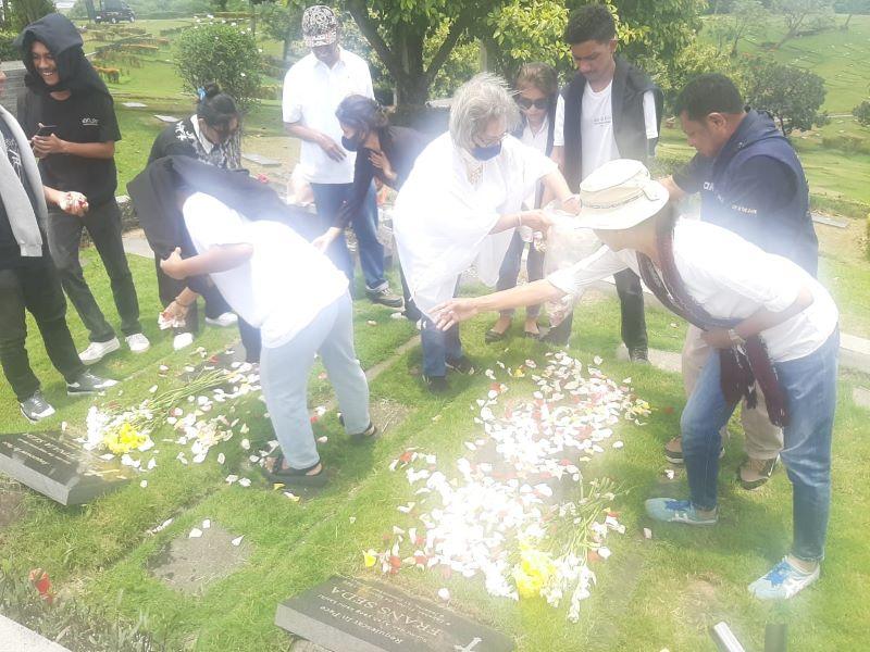  Pengurus KBM JAYA Bersama Mahasiswa PMMJ Ziarah ke Makam Frans Seda