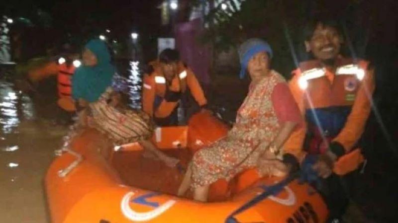  Bantu Warga Terdampak Banjir di Jaksel, BPBD Turunkan Perahu Karet