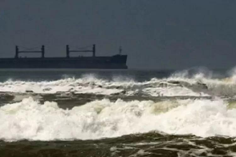  Masyarakat yang Beraktivitas di Pesisir Waspada Gelombang Tinggi