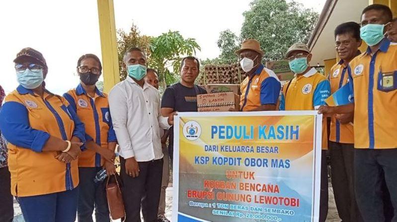  Peduli Korban Pengungsi Lewotobi, Kopdit Obor Mas Maumere Salurkan Bantuan Rp50 Juta