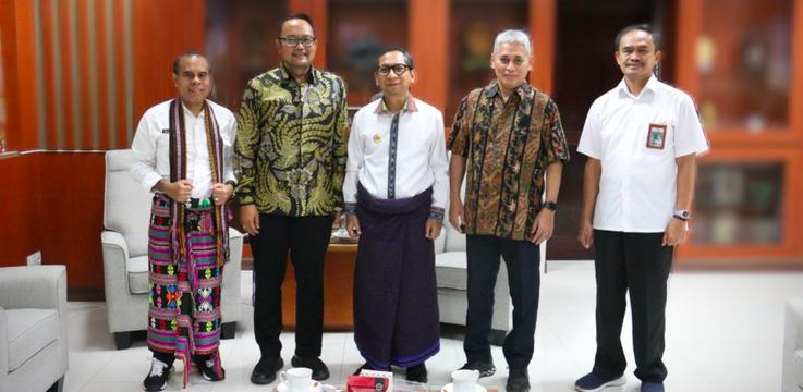  Pj Gubernur NTT Minta Pembangunan Jalan Gunakan Produk Lokal  Aspal Buton sesuai DAK 2024