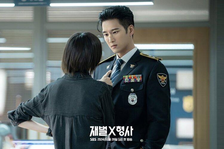  Ahn Bo-hyun Perhatikan Bentuk badan untuk Perankan Chaebol dan Polisi di Flex x Cop