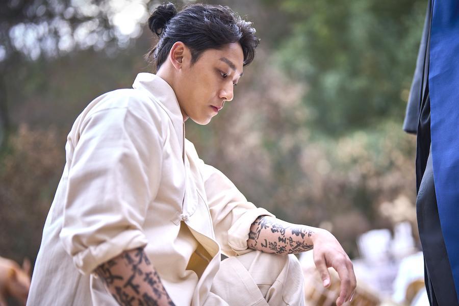  Transformasi Luar Biasa Lee Do Hyun saat Jadi Dukun di Exhuma
