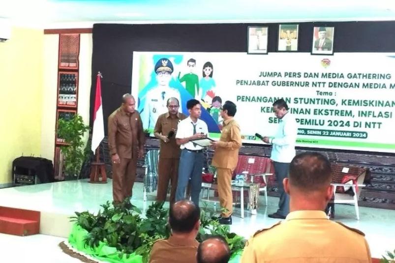  Berprestasi Jadi Penemu Serangga Spesies Baru, Davis Marthin Damaledo Terima Penghargaan dari Ayodhia Kalake