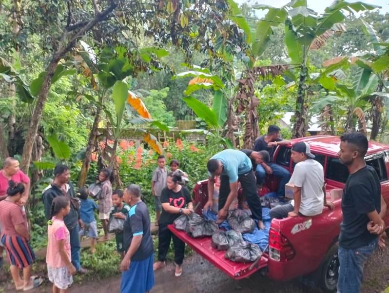  Keluarga Maumere Surabaya Raya Salurkan Bantuan kepada Pengungsi Gunung Lewotobi di Talibura