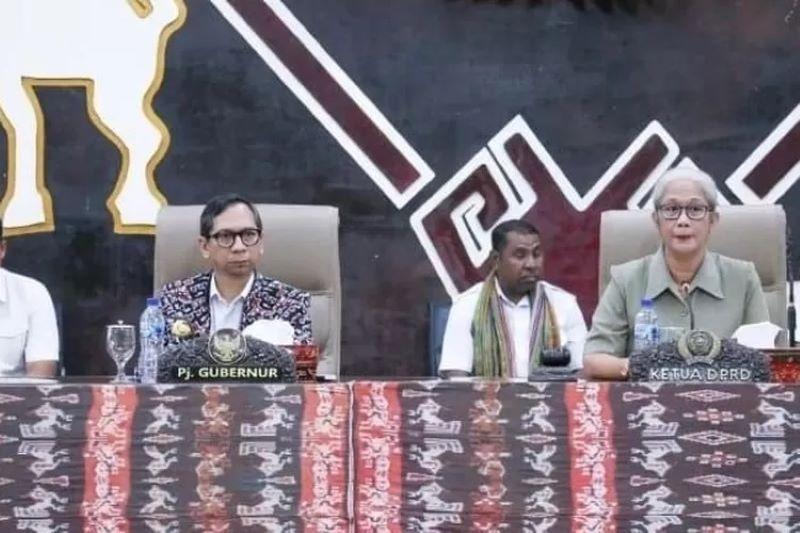  Pj. Gubernur NTT, Ayodhia G. L. Kalake Hadiri Rapat Paripurna Ke-22 DPRD NTT