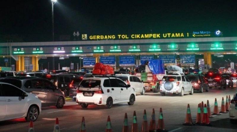  Rekayasa Lawan Arah Diberlakukan di Tol Japek pada Jumat Malam