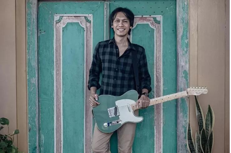 Eross Sheila on 7, Lelang Gitar untuk Gaza