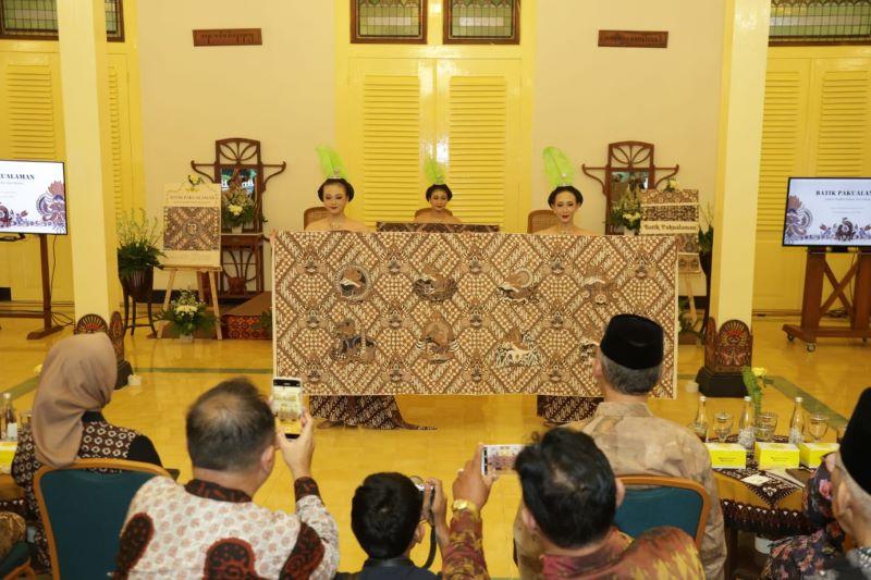  Tujuh Koleksi Batik-Batik Naskah Kuno Diperagakan