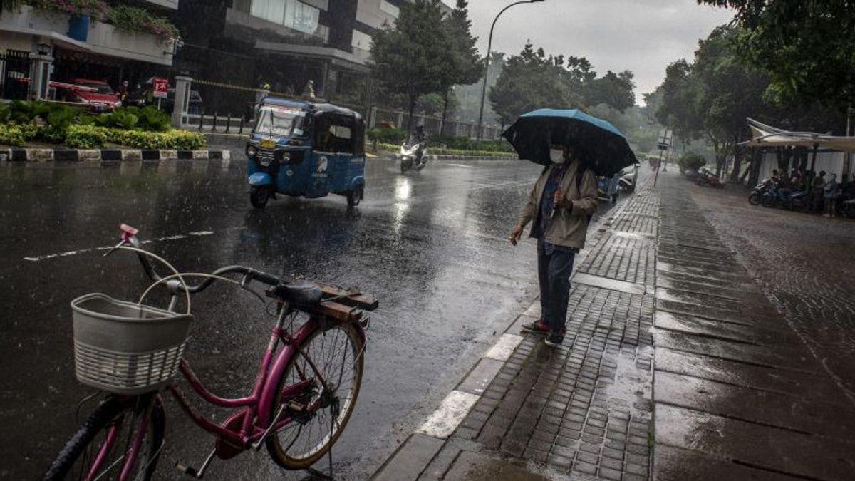  Hujan Guyur Seluruh Jakarta Siang Ini, BMKG Imbau Warga Waspada