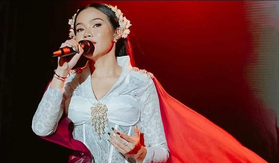  Yura Yunita Senang Berperan sebagai Biduan Sunda di Pagelaran Sabang Merauke The Indonesian Broadway