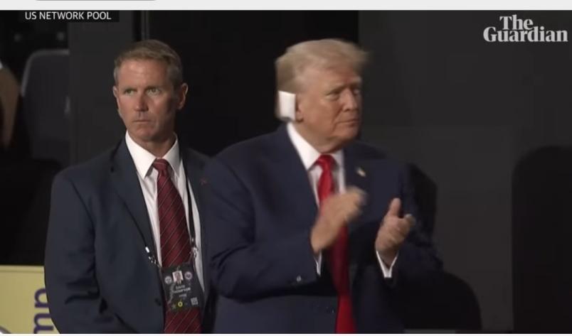 Penampilan Publik Pertama Trump Usai Ditembak dengan Telinga Diperban